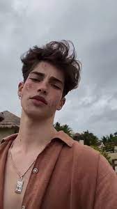 See more ideas about manu, rio, cute guys. Pin By Kitaplarvebirkiz On Manu Rios Black Hair Boy Manu Beautiful Boys