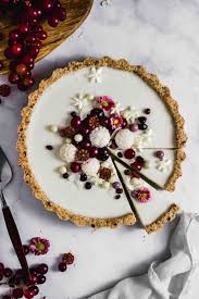 Tarte Au Chocolat Blanc Et A La Noix De Coco Fleurs Dans La Salade In 2020 Coconut Tart Chocolate Tart Chocolate Coconut