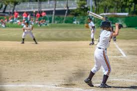 Cara memainkannya adalah dengan memukul bola yang dilemparkan oleh pelempar. Posisi Dan Tugas Pemain Softball Halaman All Kompas Com
