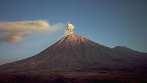 Pada 17 april 2020, semeru erupsi melontarkan awan panas hingga 2 km. Gunung Semeru Erupsi Awan Panas Hingga 2 Km Dari Puncak