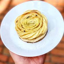With Monsieur Chou Pomme Envie Keepitsimple C O M P O S I T I O N Moelleux Noisette Punche Au Vin Marsala Flambeecr In 2020 Yummy Food Chocolate Desserts Yummy