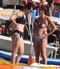 Birce akalay'dan boşanan sarp levendoğlu, eski eşinin sevgilisi can tunalı'yı, tunalı da sarp levendoğlu'nun yeni aşkı derya şensoy'u takip ediyor. Birce Akalay Sevgilisi IlÉ™ IstirahÉ™tdÉ™ Foto