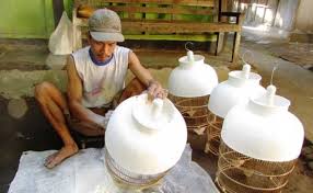 Bambu ternyata memiliki banyak sekali manfaat nya bahkan dapat dijadikan obat tradisional turun temurun, adapun kelebihan dari bambu ini yaitu batang yang lentur sehingga menyebabkannya tidak mudah patah, dinding kayunya. Sangkar Sangkar Rupiah Perajin Wirun Reviensmedia Com