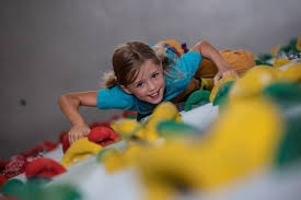 Hier können ihre kinder ihre motorischen fähigkeiten ausbauen und sich wie in der kategorie 'kletterwand selber bauen' finden sie das benötigte material. Boulderwand Kletterwand Selber Bauen So Funktioniert S