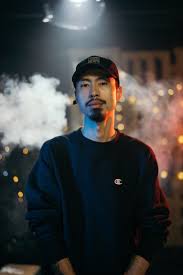 Bài hát thể hiện đúng tinh thần âm nhạc của rapper với lời ca về tình yêu và cuộc đời, kết hợp cùng phần giai điệu mang màu sắc hoài niệm, bắt tai. Ä'en Vau La Ai Tiá»ƒu Sá»­ Sá»± Nghiá»‡p Va Ä'á»i TÆ° Nam Ca SÄ©