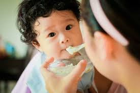 Mulai memperkenalkan makanan dengan konsistensi baca contoh di bawah ini bila ibu masih bingung mengenai jadwal makan bayi 6 bulan. Jadwal Makan Bayi Di Bawah 6 Bulan Jika Sudah Mulai Mpasi