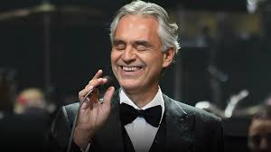 Bocelli visita a sorpresa Nave Amerigo Vespucci ad Abu Dhabi: il tenore canta l’inno nazionale