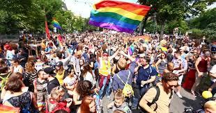 Két felvonulás is halálos áldozattal járó konfliktus helyszíne volt a hét végén, amerikában. Lesz Melegfelvonulas Pecsett Es Mar A Budapest Pride Is Erre Gyujt Pecs Aktual
