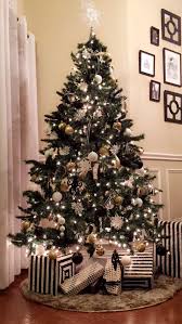 When You Think Of Christmas Colors Do You See Bright Red And Green D Gold Christmas Decorations Christmas Tree Inspiration White Christmas Tree Decorations