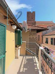 Appartamento in vendita nel centro storico di albenga (sv) piazza san francesco, a pochi passi dal palazzo comunale e dai principali monumenti storici, proponiamo in vendita in tipica casa ligure, appartamento di ampia metratura, secondo ed ultimo piano, composto da: Appartamento In Vendita A Albenga Cod 208