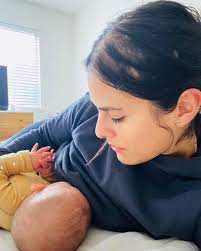 Many women experience shedding and even significant hair loss along the front hairline and along the part. New Mom S Viral Photo Reveals The Struggle Of Postpartum Hair Loss
