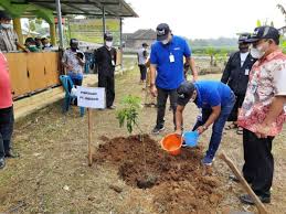 Penulis blog yang membuat sendiri cara menanam inii mendapati kerja menanam cepat dilakukan kerana tidak perlu lagi kita menugal buat lubang penanaman. Garap Lahan Kritis Karanganyar Indaco Bareng Cdk Jateng Bagikan 200 Pohon Durian Dan Alpukat