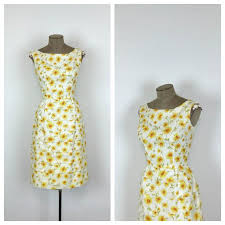 60s Daisy Print Cocktail Dress 1960s Yellow And White Floral Sheath Dress 50s Sleeveless Fitted Dress Floral Sheath Dress Printed Sheath Dresses Dresses