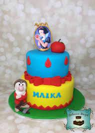 Bien répartir sur le dessus. Photos Enfants Gateau Blanche Neige Idee Gateau Anniversaire Blanche Neige