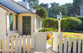 Barrière pour petite coure / petit jardin le guide d amenagement 10 idees detente jardin. Barriere En Bois Avec La Porte A L Arriere Cour Avec Le Cote De La Maison Photo Stock Image Du Maison Centrales 75903300