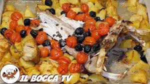 Aggiungete i pomodorini lavati e tagliati a spicchi, un trito di prezzemolo, le foglie di basilico e una spovlerata di pepe e. 164 Coda Di Rospo All Isolana La Chiedo Alla Befana Secondo Di Pesce Ai Profumi Mediterranei Youtube
