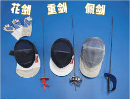劍擊這項運動是由古代決鬥而發展的，在巴比倫、波斯、羅馬及希臘，劍擊不但是一種消遣，更是戰士而需修練的格鬥技巧和作戰技能。對劍擊比賽的最早描繪，見於埃及盧克索附近馬地納特哈布 (medinet habu) 神廟內的一件浮雕作品，這座廟是公元前1190年前後由埃及國王拉美西斯三世所修建的。浮雕描繪的劍尖加上了罩，而劍擊者戴着護面具和護頸，左臂上綁着護具進行格擋，並且用護墊蓋住雙耳，因此學者研判該浮雕所敘述的是一次劍擊練習或比賽， 中世紀的劍擊起源於決鬥和自衛劍術的發展，一般認為劍擊源自西班牙，當時相關的劍擊書籍也多是出自西班牙劍擊手。15世紀文藝復興時期，西班牙貴族diego de valera所撰寫的書籍 treatise on arms，是西方現存最古老的劍擊手冊。之後，西班牙軍隊在各地征戰的過程中，無意中將劍術帶往周遭，特別是意大利南部為衝突戰場之一，劍擊技術因此密集傳播至此。 現代劍擊技術起源於18世紀意大利劍擊學校，法國劍擊學校在意大利的影響下，也開始逐漸發展。意大利和法國劍擊學校轉執劍術牛耳，取代西班牙劍擊的領導地位。 å…³äºŽå‡»å‰'åŸºç¡€çŸ¥è¯† èŠ±å‰' é‡å‰' ä½©å‰' çŸ¥ä¹Ž