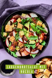 Laugenbrotsalat Mit Rucola Rezept In 2020 Rucola Rezepte Kartoffelspalten Rezept