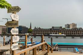 Flussschwimmbad In Der Spree Urbanes Erholungsgebiet Stadtstrand 1500qm Eventflache Fur Corporate Events Schwimmende Stadt Strande Stadtstrand Berlin Spree