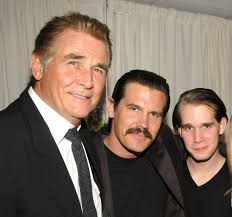 Se l'altezza è genetica al 90%, cosa è successo ai geni dell'altezza della  famiglia Brolin? James Brolin è alto 1,93 m, suo figlio Josh (Thanos) è  alto 1,78 m e il figlio