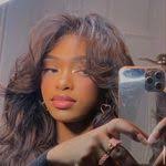 Amber Soares's Instagram, Twitter & Facebook