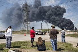 People in deer park, tex., watching firefighters battle a petrochemical blaze on tuesday. Houston Fires Today Wall Collapse Prompts Take Cover Alarm Bloomberg
