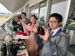 GOGO競馬 على X: まもなく午後前半スタート❗️ 進行&実況は三宅秀一郎アナ、アシスタントは海老澤佳奈さん、解説はデイリースポーツの山本祐貴さんです！  思い思いの桜のポーズを撮って頂きました🌸 三宅さんは明日を見つめてますね👀 デイリースポーツ GOGO競馬 ...