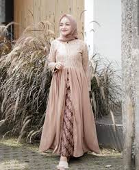 Bagi anda wanita muslimah yang menggunakan hijab tentu harus selektif dalam mengkombinasikan pakaian. 30 Model Kebaya Kondangan Kekinian Inspirasi Simple
