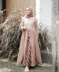 Nah dibawah ini akan kami berikan beberapa model dan jenis baju kebaya modern untuk resepsi pernikahan atau kondangan. 30 Model Kebaya Kondangan Kekinian Inspirasi Simple