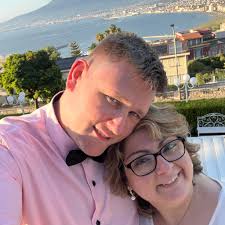 Die Baugrube am Nürnberger Aufseßplatz geht im Netz inzwischen als „Lago di  Aufseß“ viral. Doch was wünschen sich die Anwohner in der Südstadt dort?  Moschee, Strand oder Diskothek: Unsere Videoumfrage zeigt, es