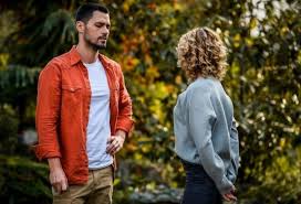 Actorii serialului „fructul oprit se pregătesc să spună adio personajelor pe care au ajuns să le iubească: Fructul Oprit Sez 2 Bella Hadid Short Hair Short Hair Styles Bomber Jacket