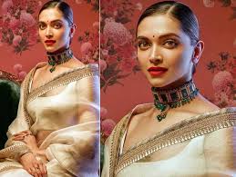 Standing tall at 5 feet 9 inches, she rocks the saree look. The Gorgeous Deepika Padukone In Saree