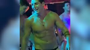 Resurgen videos de Agustín Fernández en tanga en antro gay - Homosensual