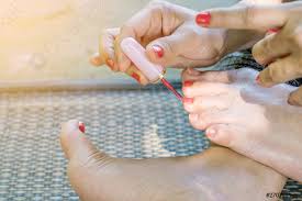 8 formas de pintar uñas 1001 consejos. Mujeres Jovenes Son Pintadas Unas De Los Pies Foto De Stock Crushpixel