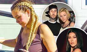 Travis barker gives girlfriend kourtney kardashian floral birthday gift. Shanna Moakler Is Seen After Dissing Her Ex Husband Travis Barker S Girlfriend Kourtney Kardashian Daily Mail Online