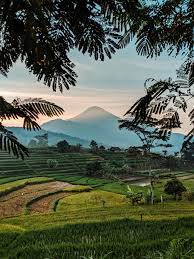 Indonesia memang kaya akan pemandangan alamnya yang sangat menakjubkan dan memukau. Pemandangan Indah Di Desa Kumparan Com