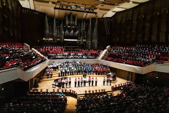 🎼 15 Ch&ouml;re beim Foyersingen und 4 Ch&ouml;re & 1 Organist beim Festkonzert &ndash;  das war das 26. Gewandhaussingen S&auml;chsischer Ch&ouml;re am Samstag im Gewandhaus  zu Leipzig. Pr&auml;sentiert wurde unterschiedliches Liedgut: Volkslieder