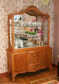 Arreglar la vitrina de tu tienda con llamativos carteles y avisos ayuda a atraer potenciales clientes hacia tus productos y los alienta a entrar y echar un . Una Vitrina Antigua Para Nuestro Salon Our New Antique Display Cabinet Vintage Chic Pequenas Historias De Decoracion Vintage Chic Pequenas Historias De Decoracion Blog Decoracion Vintage