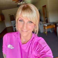 Love that red maple poppin against the fresh snowy mountains! 😍