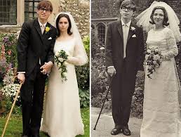 Os personagens stephen e jane hawking no baile de cambridge, em cena do filme 'a teoria de tudo' reprodução/divulgação/divulgação. A Teoria De Tudo Analise
