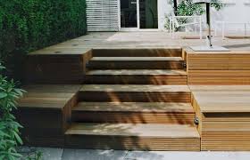 Treppe Und Sitzstufen Gehen Ineinander Uber Holzterrasse Gartengestaltung Terrassen Treppe