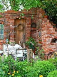 Vzali Stare Cihly Ze Kterych Nasledne Vytvorili Uzasne Zahradni Dekorace Ktere Vydrzi I Nekolik Let Prima Steinmauer Garten Ruinenmauer Gartenmauern