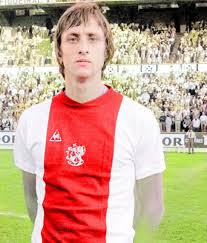 Whatever cruyff he did, he always became the point of focus. Pin On Sport