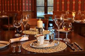 Table manner adalah tata cara menggunakan alat makan dan minum pada acara jamuan makan atau acara resmi di hotel berbintang. Makan Di Restoran Mewah Sebuah Panduan Sederhana