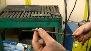 Le soudage à l'arc sous flux protecteur avec électrode fusible est un procédé qui permet d'assembler deux pièces métalliques en portant une électrode enrobée à la température de fusion à l'aide d'un arc électrique. La Soudure A L Arc A L Electrode Enrobee Partie 1 Youtube