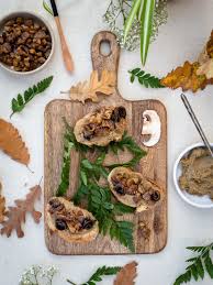 Toasts Vegans A La Creme De Cepes Et Marrons Caramelises Free The Pickle Recette Menu De Noel Vegetarien Noel Vegetarien Menu De Noel