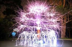 11 Weihnachtsbaume Die Mehr Rocken Als Deiner Tesla Alles Uber Weihnachten Weihnachtsbaum