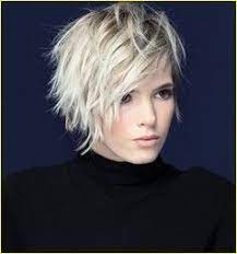 Kurzer Geschichteter Haarschnitt Fur Altere Frauen 2019 Frisur Trend Frisuren Rundes Gesicht Haarschnitt Rundes Gesicht