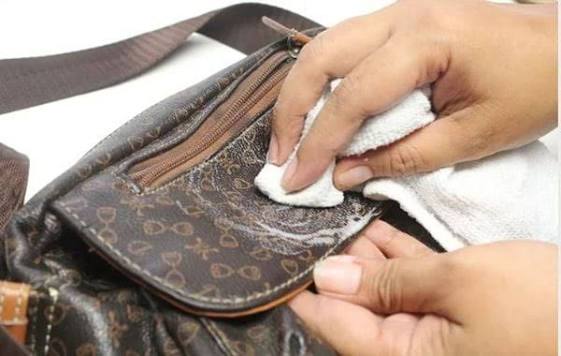 Tất tần tật 11+ cách vệ sinh túi da sạch như mới tại nhà