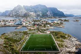 Fußballplatz am polarkreis auf den lofoten fotobehang. Fototipps Lofoten Uber 25 Fotospots Fur Dein Abenteuer In Nordnorwegen